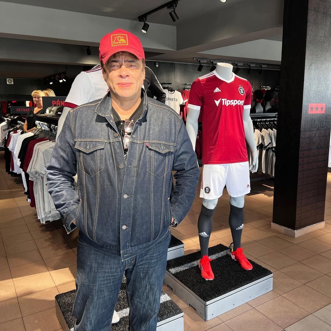 Držitel Oscara Benicio del Toro navštívil sparťanský fanshop ? #acsparta